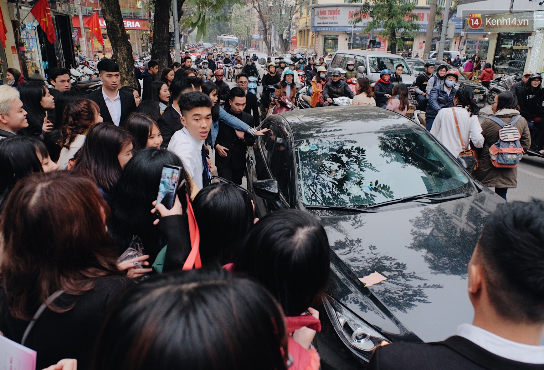 Xuân Trường đẹp trai như idol Hàn, bị fan vây kín khi tham gia sự kiện